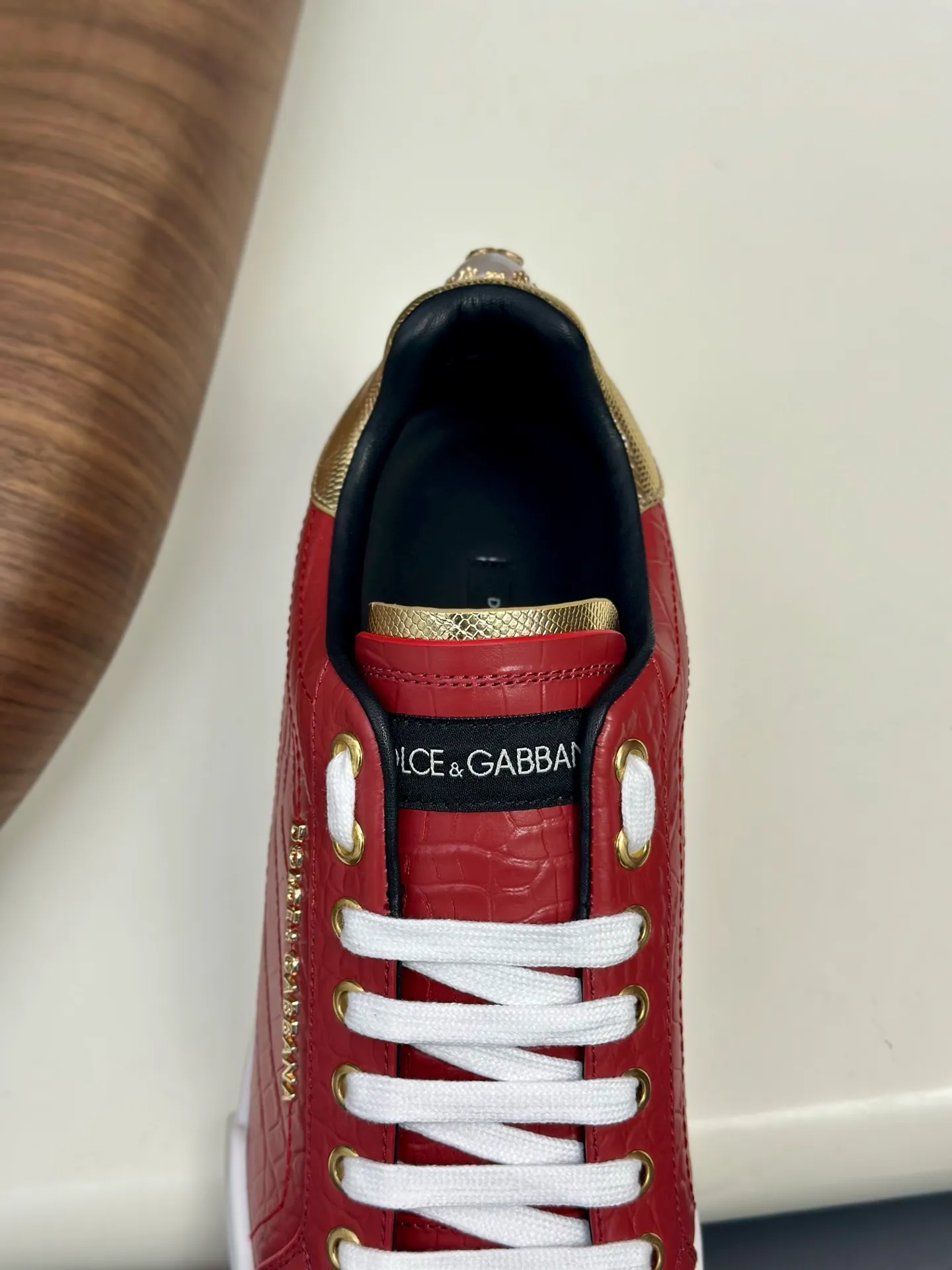 New product 💰800 DG Dolce & Gabbana men's shoes 💰ortofino calfskin sneakers ♞size; 39~44 (customized 38.45.46) Iconic men's shoes 💰ortofino series of sneakers, classic and timeless style, now presented with fashionable details. The calfskin engraved DG logo is a subtle finishing touch. Men's shoes💰ortofino calfskin sneakers: